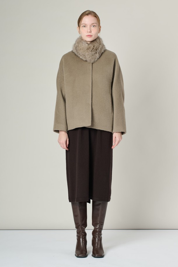 [24WT] 폭스퍼카라 알파카 프렌드 재킷은 부드러운 촉감과 두꺼운 두께감으로 겨울철 따뜻하게 착용할 수 있는 여성 자켓입니다. 클래식하고 엘레강스한 무드를 연출하며, 무지 디자인에 루즈핏으로 편안한 착용감을 선사합니다. 고급스러운 폭스퍼 카라 디테일과 내추럴 드레이핑 라인이 돋보이며, 울과 알파카 혼방 소재로 제작되었습니다. 오피스룩, 모임룩, 겨울 데일리룩 등 다양한 TPO에 활용할 수 있으며, 클래식, 미니멀, 시크한 스타일을 연출하기 좋습니다.
