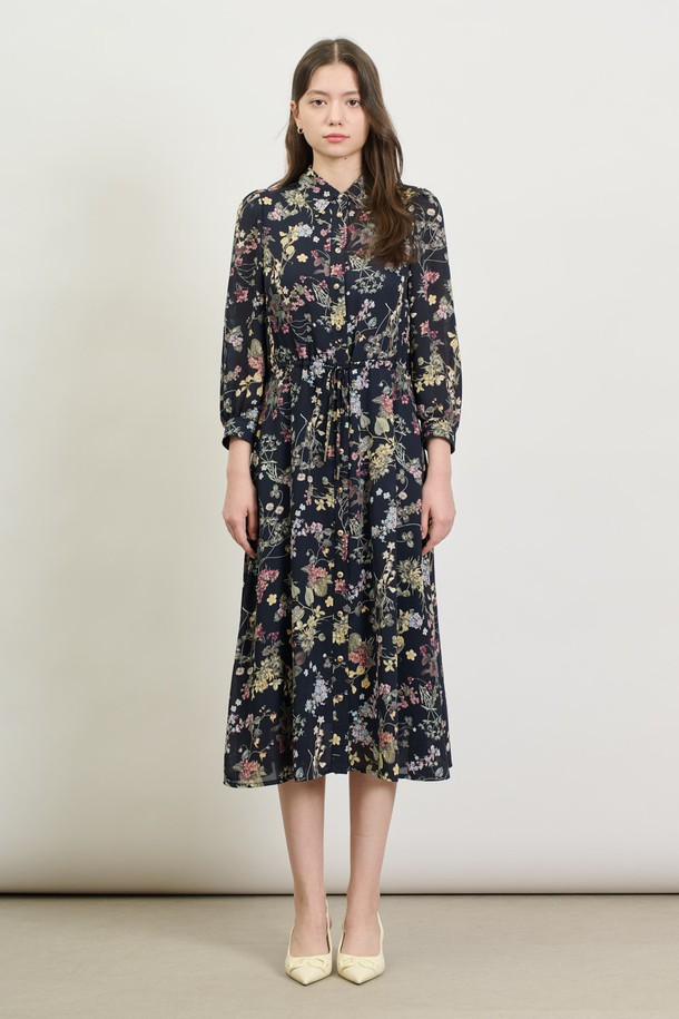 [25SP] 플로럴 프린트 원피스는 네이비 색상의 폴리에스터 소재로 제작되었으며, 봄에 어울리는 우아하고 엘레강스한 무드를 선사합니다. 허리 벨트와 소매 단추 디테일이 돋보이며, 부드럽게 퍼지는 실루엣과 슬림핏으로 여성스러운 매력을 더합니다. 플라워 패턴이 돋보이는 긴소매 플로럴 프린트 원피스로, 부드러운 촉감과 폴리에스터 안감으로 일상에서 편안하게 착용할 수 있습니다.
