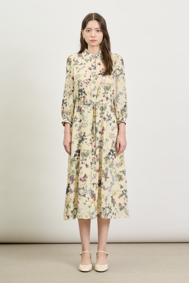 [25SP] 플로럴 프린트 원피스는 부드러운 폴리에스터 소재의 플로럴 원피스로, CREAM과 NAVY 색상으로 제공됩니다. 슬림핏 디자인에 벨트로 허리 조절이 가능하며, 긴소매와 소매 단추 디테일, 안감까지 갖춰 우아하고 로맨틱한 무드를 연출합니다. 봄 시즌 일상 또는 데이트룩으로 제격입니다.
