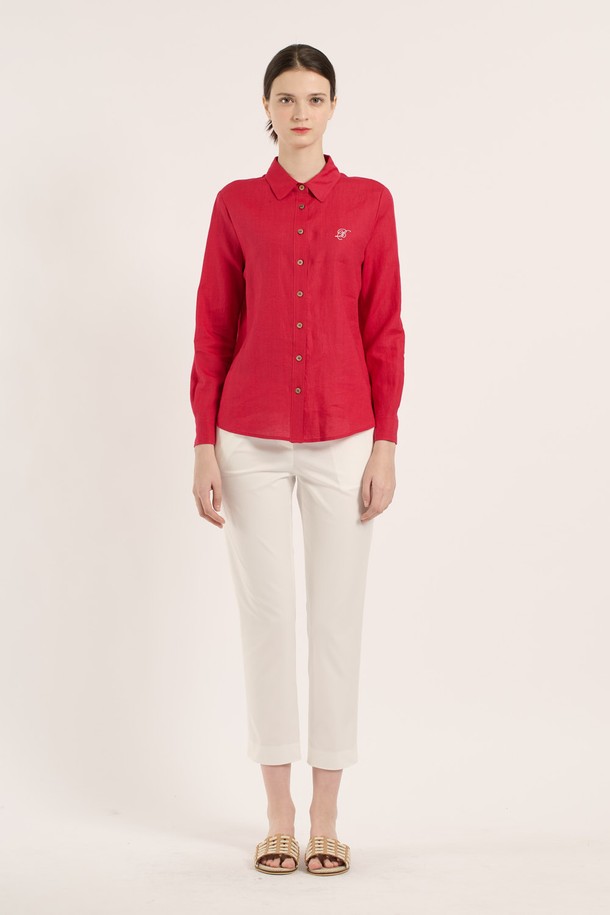[25SM] 린넨 베이직 셔츠는 레드 색상의 여성용 셔츠로, 린넨과 면 혼방 소재로 제작되어 여름철에도 시원하고 쾌적하게 착용할 수 있습니다. 레귤러핏에 차이나칼라 디자인으로, 베이직하면서도 클래식한 스타일을 연출하며, 포켓 디테일과 롤업 가능한 긴 소매가 특징입니다. 얇고 부드러운 촉감의 무지 패턴 셔츠로, 일상복으로 활용하기 좋고 통기성이 우수하며 버튼으로 여밀 수 있습니다.
