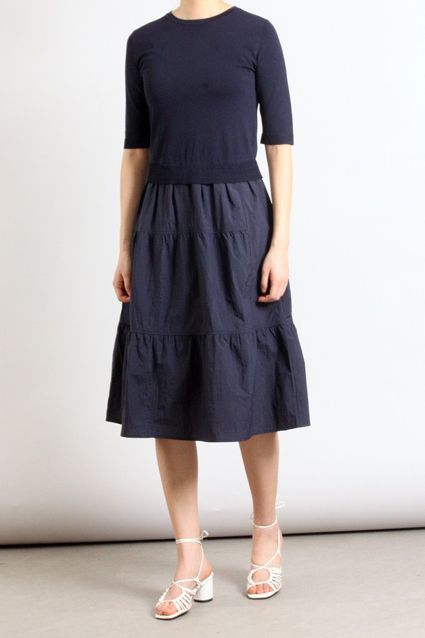 네이비 컬러의 여성용 반소매 스커트 세트 원피스입니다. 봄, 여름 시즌에 어울리는 얇은 두께의 캐주얼 스타일로, 라운드넥과 루즈핏 A라인 실루엣이 편안한 착용감을 선사합니다. 티어드 치마 타입에 무지 패턴으로 디자인되었으며, 실용적인 포켓 디테일을 더했습니다.
