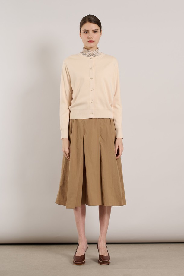 [25SS] 진주버튼 가디건은 부드러운 레이온, 폴리에스터, 나일론 혼방 소재로 제작되었으며, 라이트 베이지와 M VIOLET 색상으로 만나보실 수 있습니다. 우아하고 여성스러운 무드를 연출하는 이 가디건은 라운드넥 디자인에 진주 버튼 디테일을 더해 세련미를 강조했으며, 신축성이 뛰어나 편안한 착용감을 제공합니다. 밀도 있는 짜임과 아우터 및 탑 겸용으로 활용 가능한 디자인으로, 봄 시즌 데일리룩에 스타일을 더해보세요.
