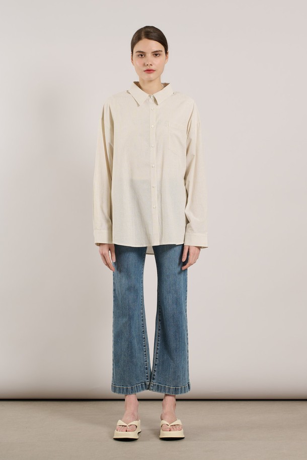 [25SS] 스트라이프 블라우스는 옐로우 색상의 은은한 스트라이프 패턴이 돋보이는 여성용 긴소매 블라우스입니다. 면과 폴리에스터 혼방 소재로 부드러운 촉감을 제공하며, 루즈핏 디자인으로 편안하게 착용 가능하고 힙선 기장으로 다양한 코디에 활용하기 좋습니다. 앞단작 단추 여밈 방식과 칼라 네크라인 디자인이 특징이며, 베이직한 스타일로 일상에서 부담 없이 즐겨 입을 수 있습니다.
