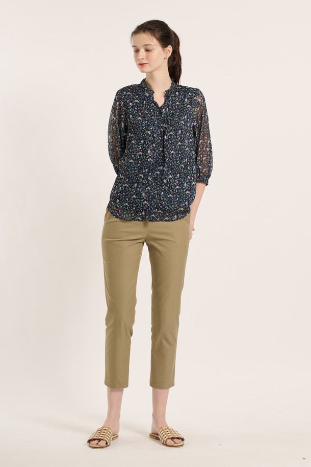 [25SM] 플로럴 프릴 블라우스는 네이비 색상의 시폰 소재로 제작된 여성용 블라우스입니다. 플라워 패턴과 프릴 디테일이 돋보이며, 7부 소매의 라운드넥 디자인으로 우아하고 클래식한 무드를 연출합니다. 얇고 부드러운 촉감으로 봄, 여름철 일상복으로 적합하며, 시스루 소재와 버튼 디테일이 더해져 여성스러운 매력을 더합니다.
