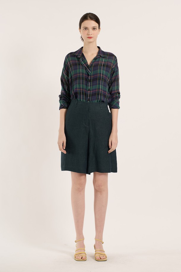 [25SU] 린넨 백 밴딩 쇼츠는 린넨 소재로 제작되어 시원하고 부드러운 착용감을 선사하며, 은은한 광택과 자연스러운 주름이 멋스러운 숏 기장의 여성용 루즈핏 밴딩 쇼츠입니다. 다크 그린 색상의 이 린넨 밴딩 쇼츠는 밴딩 디테일로 편안함을 더하고, 베이직하면서도 캐주얼한 스타일로 일상에서 활용하기 좋습니다. 얇은 두께로 봄, 여름 시즌에 적합합니다.
