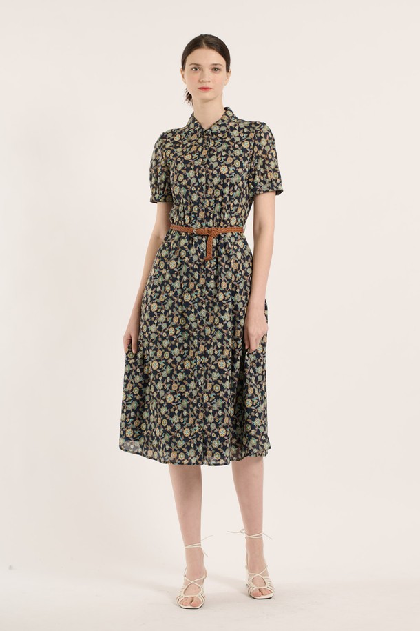 네이비 컬러의 [25SM] 프린트 벨티드 원피스는 봄, 여름 시즌에 어울리는 여성 의류입니다. 얇은 두께감의 플레어 A라인 실루엣으로, 셔츠 칼라와 반소매 디자인이 특징이며 플라워 패턴이 클래식하고 페미닌한 무드를 연출합니다. 허리 라인을 잡아주는 벨트가 포함되어 있어 더욱 세련된 핏을 완성합니다.
