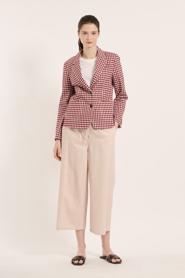 [25SM] 체크 싱글 자켓은 다크 레드 색상의 여성용 아우터로, 봄, 가을에 어울리는 베이직하고 클래식한 무드의 싱글 자켓입니다. 면, 폴리에스터, 폴리우레탄 혼방 소재로 제작되었으며 얇은 두께감과 슬림핏으로 깔끔한 실루엣을 연출하고, 단정한 라펠과 소매 부분의 디테일이 돋보입니다. 체크 패턴이 특징이며, 싱글 버튼 여밈 방식과 폴리에스터 안감을 사용했습니다.
