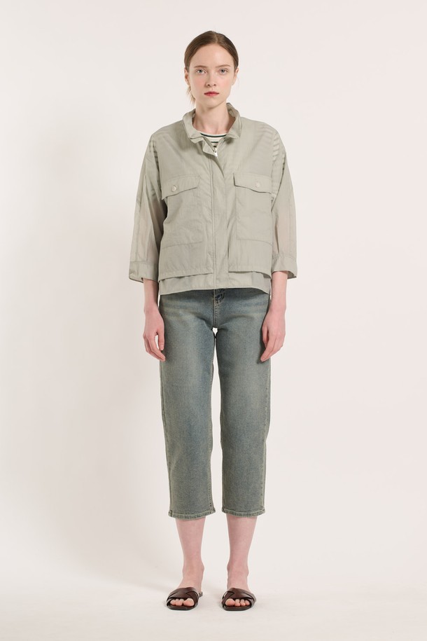 [25SU] 하이넥 투 포켓 점퍼는 가볍고 부드러운 나일론, 폴리에스터, 면 혼방 소재로 제작된 여성용 여름 아우터입니다. 루즈핏 디자인에 하이넥과 투 포켓 디테일을 더해 미니멀하면서도 모던한 스타일을 연출하며, 일상과 여행에서 편안하게 착용하기 좋습니다. 얇은 두께감으로 여름에도 부담 없이 즐길 수 있고, 라이트 그레이 색상이 돋보입니다.
