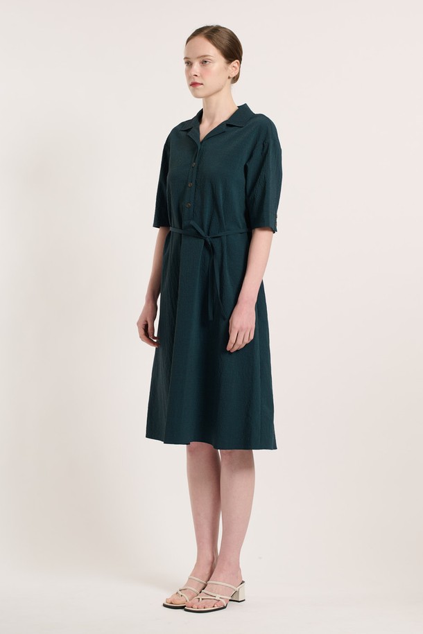 [25SU] 체크 패턴 벨티드 반소매 원피스는 다크 그린 색상의 체크 패턴이 돋보이는 여성용 원피스입니다. 나일론, 폴리에스터, 폴리우레탄, 면 혼방 소재로 제작되었으며, 탈부착 가능한 벨트와 소매 비조 장식, 인 포켓, 버튼 디테일이 특징입니다. 슬림핏 디자인으로 우아하고 클래식한 무드를 연출하며, 오피스룩이나 일상복으로 활용하기 좋은 여름 시즌 아이템입니다.
