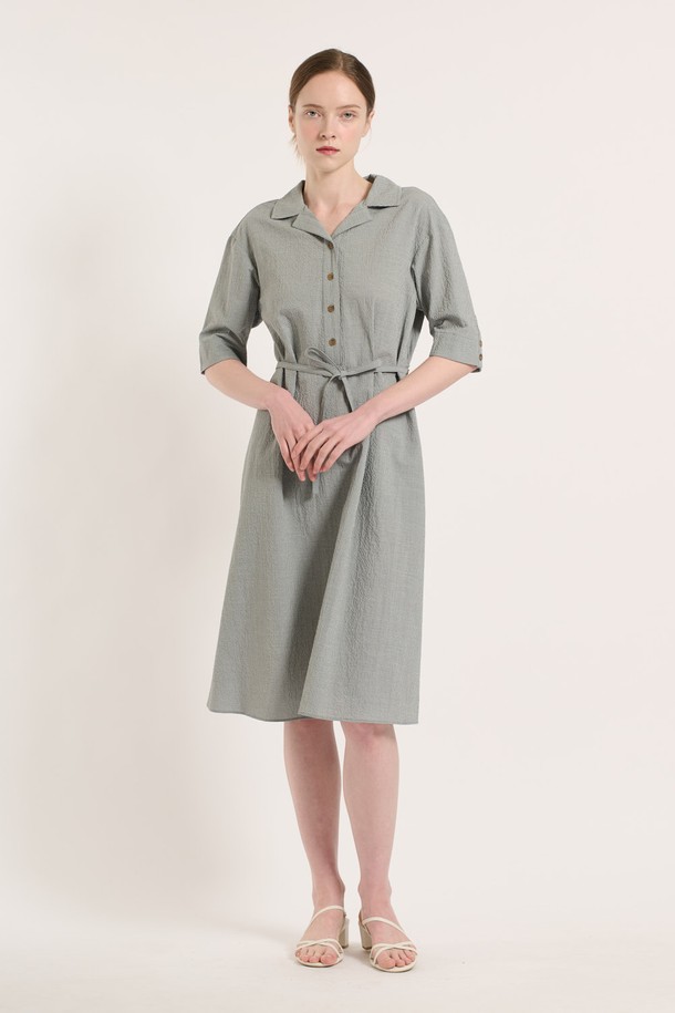 [25SU] 체크 패턴 벨티드 반소매 원피스는 가볍고 부드러운 소재로 제작되어 편안한 착용감을 선사하며, 라이트 그레이 색상에 우아하고 클래식한 체크 패턴이 돋보입니다. A라인 치마핏과 벨트 허리선 디자인으로 여성스러운 실루엣을 연출하며, 칼라 네크라인과 버튼 디테일이 더해져 고급스러운 분위기를 자아냅니다. 일상 생활에서 세련된 스타일을 완성할 수 있는 여름 시즌 여성용 반소매 원피스입니다.
