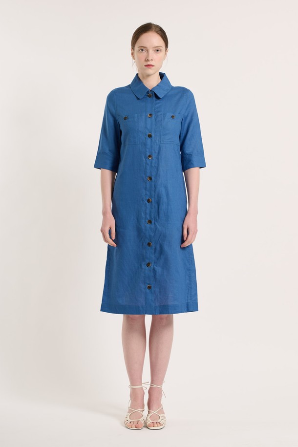 [25SU] 린넨 블렌드 원피스 - ROYAL BLUE B5M3G67057는 린넨과 면 혼방 소재로 제작되어 여름철에도 시원하고 쾌적하게 착용할 수 있는 여성용 7부 소매 원피스입니다. 로얄 블루 색상의 무지 패턴 디자인이 특징이며, 셔츠 칼라와 버튼 디테일, 포켓 디테일이 더해져 클래식하면서도 엘레강스한 무드를 연출합니다. 얇고 부드러운 촉감의 이 레귤러핏 원피스는 이중 소재 구성으로 착용감을 높였으며, 일상 생활에서 편안하게 입을 수 있습니다.
