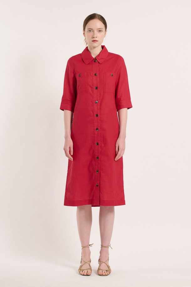 [25SU] 린넨 블렌드 원피스 - DARK RED는 여름철 데일리 또는 특별한 날에 어울리는 여성용 원피스입니다. 다크 레드 색상의 무지 패턴으로, 마와 면 혼방 소재로 제작되어 부드러운 촉감을 제공하며, 슬림핏과 7부 소매, 곡선형 칼라 디자인이 특징입니다. 면과 폴리에스터 안감, 버튼, 허리 절개선, 포켓 디테일이 더해진 클래식 스타일의 린넨 블렌드 원피스입니다.

