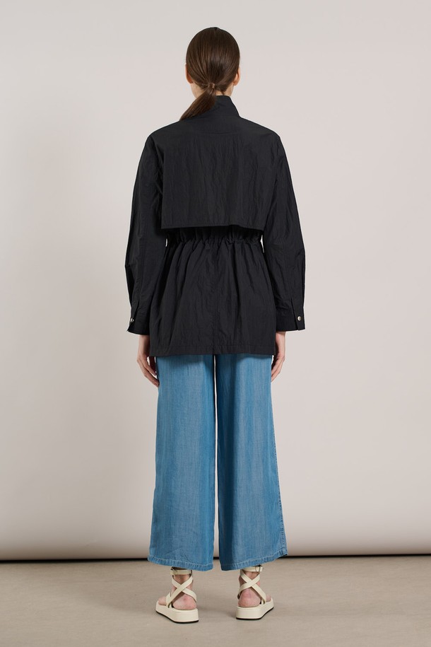 [25SU] 하이넥 사파리형 점퍼는 다크 네이비 색상의 여성용 간절기 아우터입니다. 면, 나일론 혼방 소재로 부드러운 촉감을 제공하며, 하이넥 디자인과 허리라인 스트링 디테일로 여성스러운 실루엣을 연출합니다. 가벼운 소재감의 레귤러 핏 점퍼로, 데일리 및 캐주얼 스타일로 활용하기 좋습니다.
