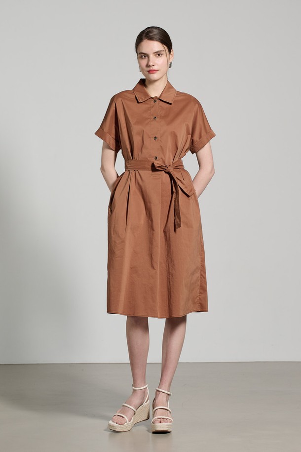 [25SU] 스탠카라 튜닉 원피스 - BRICK A5M3O67127은 면 70%와 폴리에스터 30% 혼방 소재로 제작된 여성용 여름 원피스입니다. 브릭 색상의 스탠드칼라 디자인과 허리 벨트, 버튼 디테일이 돋보이며, 편안한 핏과 살짝 드롭되는 반소매 디자인이 세련된 무드를 연출합니다. 데일리룩으로 활용하기 좋은 무지 패턴의 튜닉 스타일 원피스입니다.
