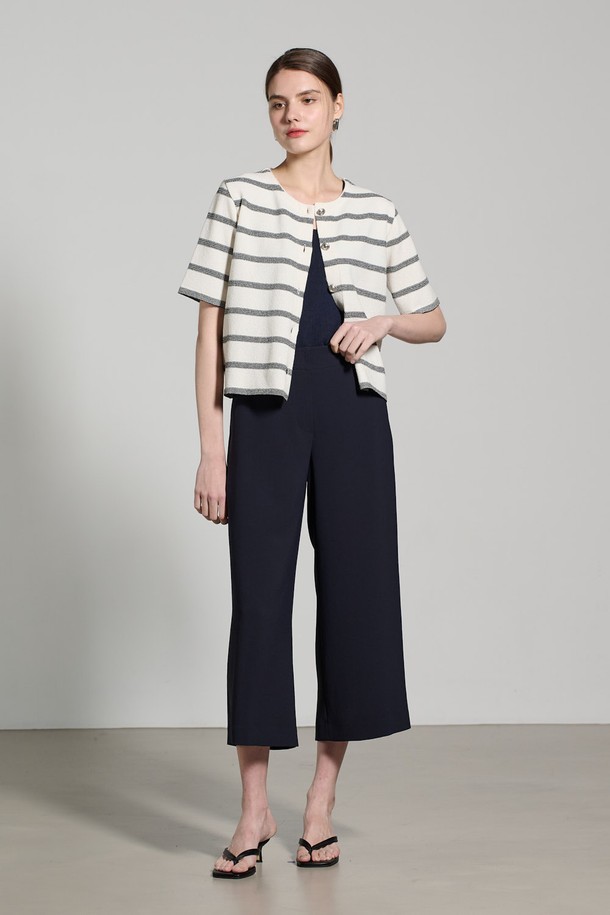 [25SU] 모던 스트라이프 가디건은 깔끔한 아이보리 톤과 조직감 있는 편직이 돋보이는 여성용 반소매 니트입니다. 부드러운 면, 폴리에스터, 나일론 혼방 소재로 제작되어 촉감이 좋으며, 박시한 핏으로 여유로운 실루엣을 연출합니다. 라운드넥 디자인에 스트라이프 패턴이 더해져 모던한 무드를 자아내며, 다양한 이너와 레이어링하여 일상에서 활용하기 좋습니다.
