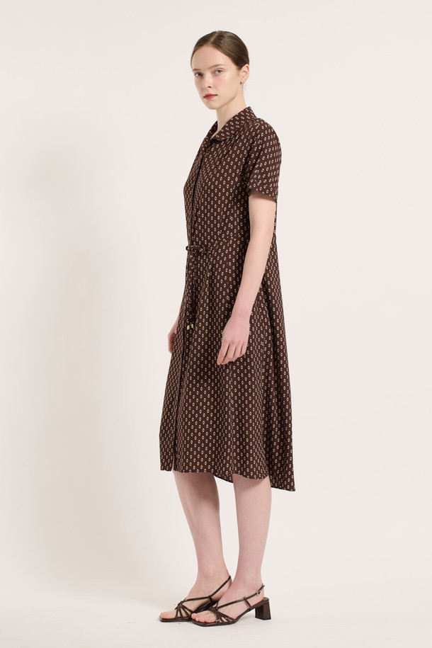 에스닉 프린팅이 돋보이는 [25SU] 에스닉 프린팅 벨티드 원피스 - BROWN B5M5O69074는 여성스러운 무드를 연출하며, 부드럽게 떨어지는 실루엣이 특징입니다. 폴리에스터 소재로 제작되어 부드러운 촉감을 자랑하며, 에스닉 패턴과 프린팅이 조화롭게 어우러져 세련된 스타일을 완성합니다. 벨트 디테일과 카라 디자인이 더해진 반소매 레귤러핏 원피스로, 일상에서 편안하면서도 돋보이는 룩을 연출할 수 있습니다.
