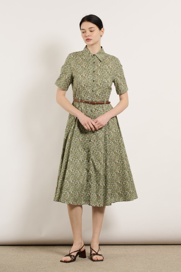 [25SU] 페이즐리 패턴 원피스는 부드러운 면 소재와 허리 벨트, 고급스러운 버튼 디테일이 돋보이는 여성용 서스펜더 원피스입니다. 카키 색상의 페이즐리 패턴이 세련된 무드를 더하며, 슬림한 핏으로 다양한 체형에 잘 어울립니다. 통기성이 뛰어나 여름철 데일리룩은 물론 특별한 날에도 편안하게 착용할 수 있습니다.
