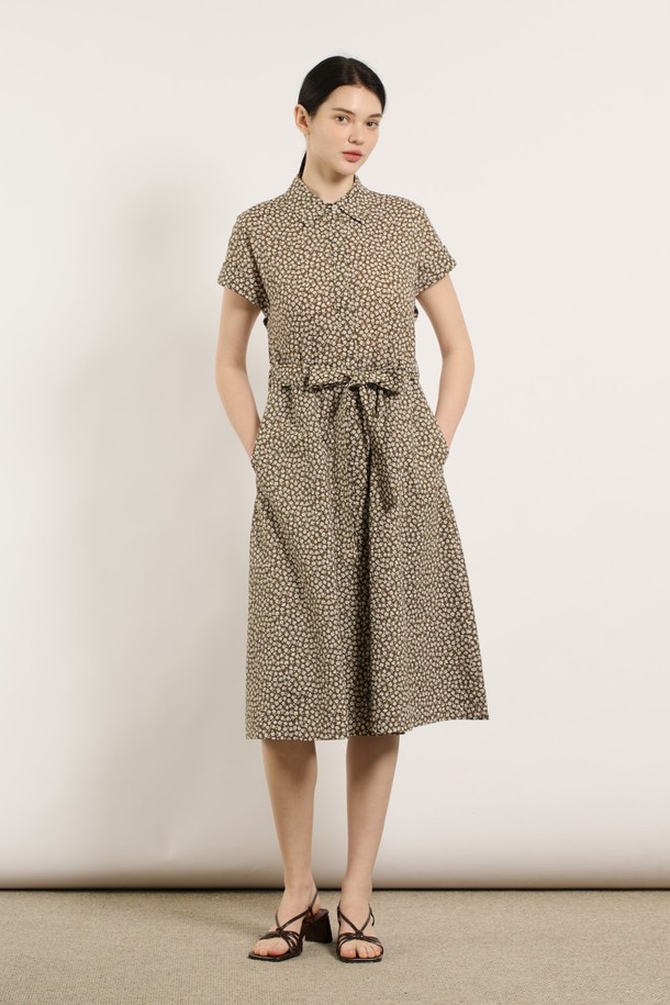 [25SU] 스몰 플라워 프린팅 원피스는 브라운 또는 네이비 컬러의 면 소재로 제작되어 여름철 데일리룩에 적합합니다. A라인 실루엣과 플라워 패턴이 우아하면서도 캐주얼한 분위기를 연출하며, 허리 리본 디테일과 독특한 소매 디자인으로 포인트를 더했습니다. 활동성을 높인 디자인으로 편안하게 착용할 수 있는 반소매 원피스입니다.
