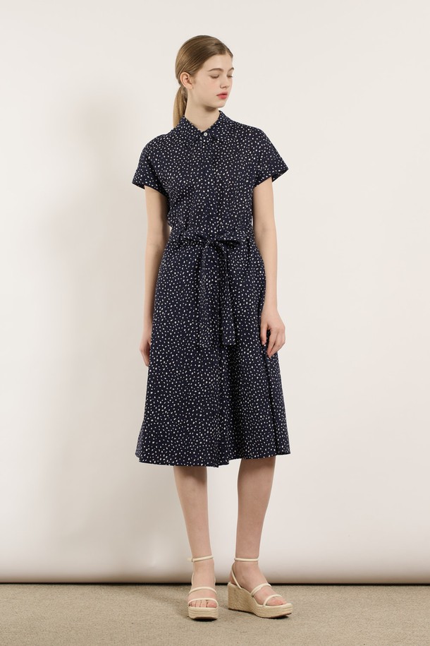 [25SU] 스몰 플라워 프린팅 원피스는 네이비 색상의 잔잔한 플라워 패턴이 돋보이는 여성용 여름 원피스입니다. 면 소재로 얇고 부드러운 촉감을 자랑하며, 셔츠칼라와 반소매 디자인으로 우아하고 클래식한 무드를 연출합니다. 허리 라인을 강조하는 디자인과 자연스럽게 퍼지는 A라인 실루엣, 벨트 디테일까지 더해져 일상 또는 데이트룩으로 제격입니다.
