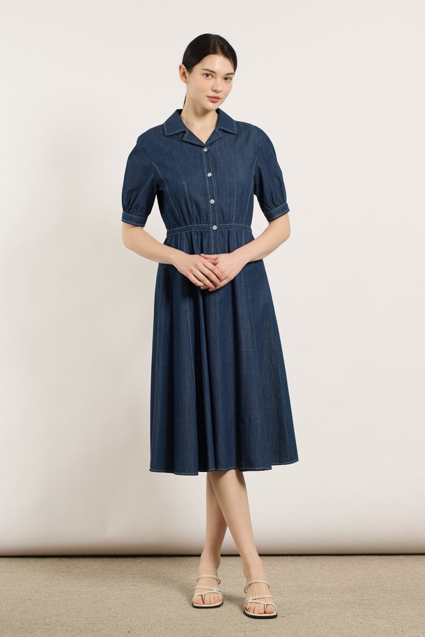 [25SU] 더블 카라 데님 원피스는 클래식하면서 캐주얼한 무드를 연출하며, 일상이나 모임에 활용하기 좋습니다. 인디고 컬러의 면 소재로 제작되었으며, 더블 카라와 버튼 다운 스타일이 특징입니다. 소매 절개 라인 및 허리 셔링 디테일, 우아한 핏이 돋보이는 반소매 여름 데님 원피스입니다.
