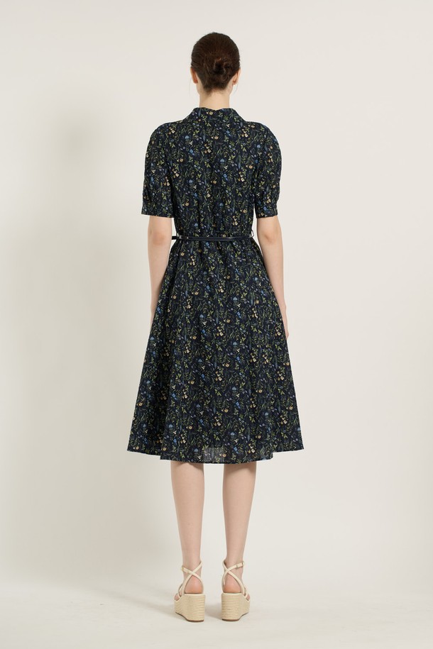 [25SU] 플라워 엠보 원피스는 여성스러운 실루엣을 연출하는 네이비 컬러의 플라워 엠보 원피스입니다. 면과 폴리에스터 혼방 소재로 제작되어 편안한 착용감을 선사하며, A라인 핏과 반소매 디자인으로 시원하고 우아한 분위기를 자아냅니다. 벨트 디테일과 엠보싱 텍스처가 더해져 밋밋하지 않게 포인트를 주며, 안감이 있어 비침 걱정 없이 여름철 일상에서 활용하기 좋습니다.
