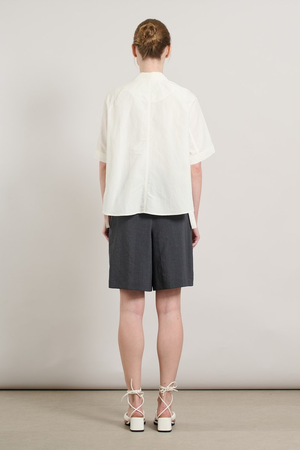 [25SU] 반소매 셔츠카라 린넨 자켓 - WHITE A5M4J13910은 여름철 시원하게 착용 가능한 여성용 린넨 자켓입니다. 셔츠형 카라와 버튼 여밈 방식으로 깔끔한 디자인을 연출하며, 레귤러핏과 레귤러 기장으로 편안한 착용감을 제공합니다. 얇은 두께감과 뻣뻣한 린넨 소재 특유의 질감으로 미니멀하고 베이직한 스타일을 완성합니다.
