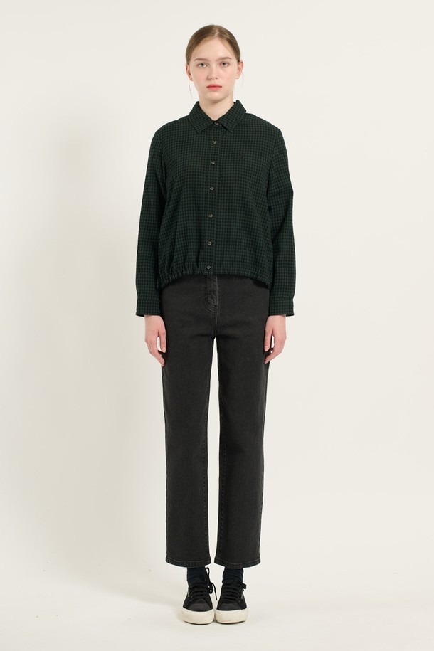 [24WT] 체크 스트링 블라우스는 여성용 블라우스로, 세련된 스타일을 연출합니다. 그린과 레드 두 가지 색상으로 출시되었으며, 겨울철 일상복으로 활용하기 좋습니다. 면과 모 혼방 소재로 제작되어 부드러운 촉감을 선사하며, 레귤러핏에 셔츠 칼라 디자인입니다. 허리 및 밑단 스트링 디테일로 핏 조절이 가능하여, 데이트룩, 겨울 데일리룩, 모임룩 등 다양한 TPO에 활용할 수 있습니다. 클래식, 미니멀, 로맨틱 스타일을 즐겨 입는 분들께 추천합니다.
