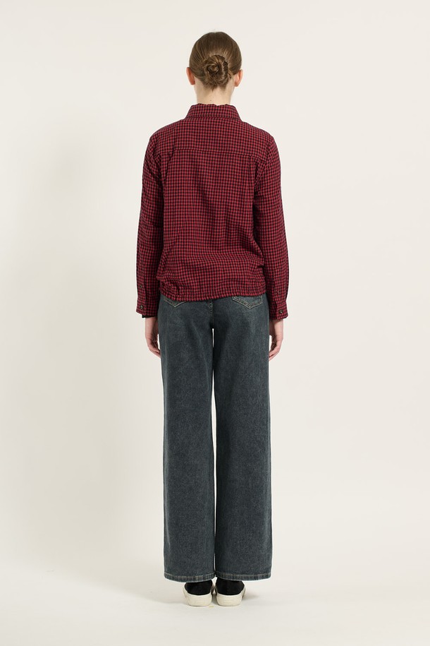 [24WT] 체크 스트링 블라우스는 세련된 무드의 여성 블라우스입니다. 면과 모 혼방의 부드러운 소재로 제작되어 겨울철에도 따뜻하게 착용할 수 있습니다. 칼라넥 라인에 긴 소매 기장이며, 밑단 스트링과 허리 스트링 디테일로 스타일과 핏을 조절할 수 있습니다. 체크 패턴이 돋보이며, 레드와 그린 두 가지 컬러로 만나보실 수 있습니다. 데일리룩, 모임룩, 데이트룩 등 다양한 TPO에 클래식, 미니멀, 캐주얼 스타일로 연출하기 좋습니다.
