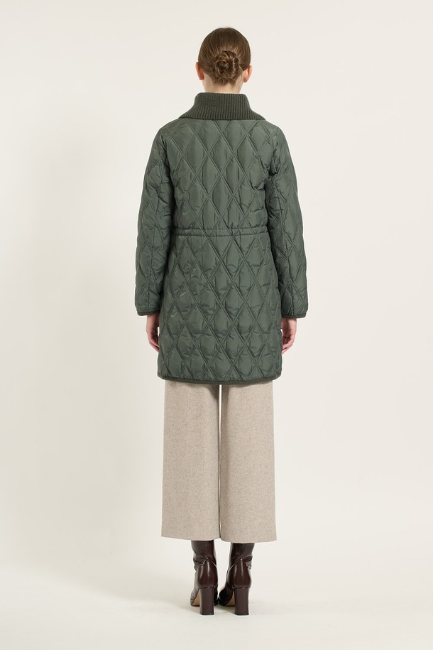 [24WT] 니트 블록 퀼팅 구스 다운 - PETROL (페트롤) B4D9F80347은 모던하고 클래식한 무드의 여성용 구스다운 아우터입니다. 겨울철 데일리룩에 적합하며, 롱 기장의 레귤러핏으로 디자인되었습니다. PETROL(페트롤)과 BROWN(브라운) 두 가지 색상으로 출시되었으며, 니트 블록 퀼팅 디테일이 특징입니다. 부드러운 촉감의 폴리에스터, 모, 나일론, 캐시미어 혼방 소재로 제작되었으며, 구스다운 충전재(솜털 80%, 깃털 20%)를 사용하여 보온성을 높였습니다. 긴 소매와 집업 여밈 방식, 양쪽 포켓 디테일로 실용성을 더했습니다.
