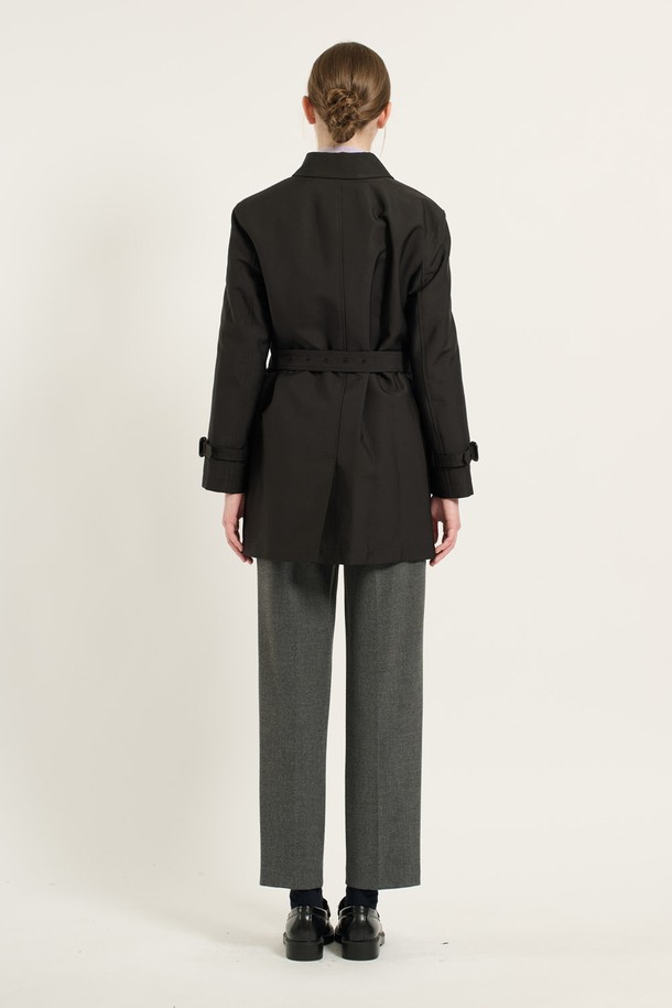 [24WT] 벨티드 라이너 트렌치 코트 - BLACK B4D9N70199는 여성용 트렌치 코트로, 가을, 겨울, 초봄에 착용하기 좋습니다. 블랙과 다크베이지 두 가지 색상으로 출시되었으며, 미디엄 기장의 레귤러핏으로 클래식하고 미니멀한 스타일을 연출합니다. 버튼과 벨트 여밈 방식에, 벨트 디테일과 소매 버클 디테일이 더해져 세련된 느낌을 줍니다. 안감에는 내부 라이너가 부착되어 실용적인 보온성을 제공하며, 출근룩, 오피스룩, 겨울 데일리룩에 모두 잘 어울립니다.
