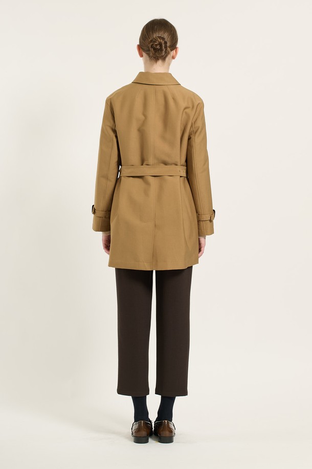 [24WT] 벨티드 라이너 트렌치 코트 - 다크 베이지 B4D9N70173는 여성용 아우터로, 간절기에 착용하기 좋은 트렌치 코트입니다. 다크 베이지와 블랙 두 가지 색상으로 제공되며, 클래식한 디자인과 무지 패턴이 특징입니다. 레귤러핏으로 제작되었으며, 허리 벨트와 소매 버클 디테일, 클래식한 버튼, 라이너를 포함하여 보온성과 스타일을 모두 갖췄습니다. 폴리에스터, 레이온, 폴리우레탄 혼방 소재로 부드러운 촉감을 선사하며, 일상 및 격식 있는 자리에 모두 잘 어울립니다. 오피스룩, 모임룩, 데이트룩 등 다양한 TPO에 맞춰 클래식, 미니멀, 시크한 스타일을 연출할 수 있습니다.

