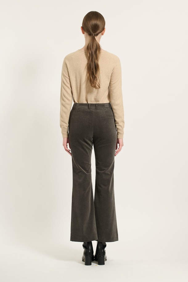 [24WT] 코듀로이 부츠컷 팬츠 - DARK GRAY B4D9P30217는 부드러운 촉감과 은은한 광택감이 돋보이는 여성용 코듀로이 부츠컷 팬츠입니다. 다크 그레이 컬러, 하이웨스트 핏으로 데일리 및 캐주얼 룩에 활용하기 좋으며, 다리가 길어 보이는 실루엣을 연출합니다. 면, 폴리우레탄, 코듀로이 혼방 소재로 제작되었으며, 허리를 단단하게 잡아주는 착용감을 선사하여 겨울철 따뜻하고 스타일리시하게 연출할 수 있습니다.
