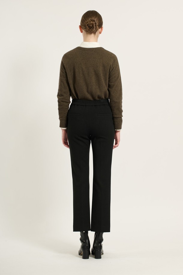 **[24WT] 스판 부츠컷 팬츠 - BLACK B4D9P37199**는 여성 고객을 위한 겨울철 필수 아이템입니다. 시크하고 클래식한 스타일을 연출하며, 일상, 오피스룩, 모임룩 등 다양한 TPO에 활용 가능합니다. 블랙과 M 그레이 두 가지 색상으로 만나볼 수 있으며, 다리를 길고 슬림하게 연출해 주는 부츠컷 핏이 특징입니다. 폴리우레탄과 레이온 혼방 소재로 제작되어 유연한 촉감과 뛰어난 활동성을 제공하며, 내구성과 형태 유지력 또한 우수합니다.
