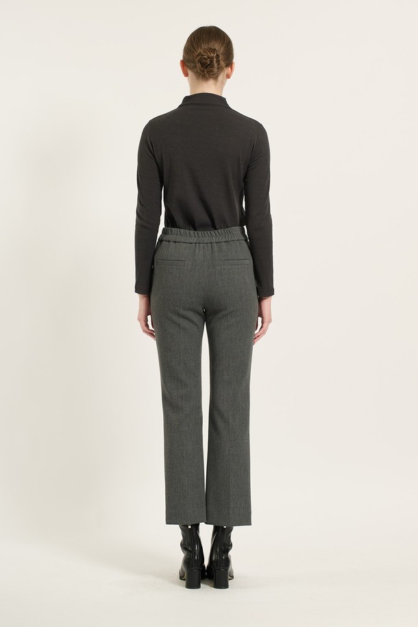 [24WT] 스판 부츠컷 팬츠 - M GRAY (B4D9P37116)는 여성용 부츠컷 팬츠입니다. M GRAY 컬러로, 겨울철 데일리룩, 오피스룩, 모임룩에 모두 잘 어울리는 클래식, 미니멀, 시크 스타일의 바지입니다. 폴리우레탄과 레이온 혼방 소재로 제작되어 높은 스판성을 자랑하며, 허리부터 허벅지까지 슬림하게 잡아주는 핏으로 다리가 길어 보이는 효과를 줍니다. 무릎 아래로 자연스럽게 퍼지는 부츠컷 실루엣으로 편안하면서도 세련된 스타일을 연출할 수 있습니다.
