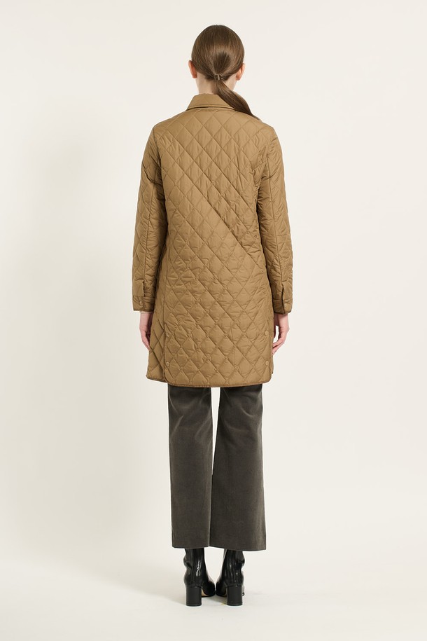 [24WT] 클래식 롱 퀼팅 - 브라운 B4D9R15274는 여성용 아우터로, 가을과 겨울에 어울리는 퀼팅 점퍼입니다. 베이직하고 클래식한 스타일의 슬림핏 롱 기장으로, 브라운 컬러가 돋보입니다. 부드러운 폴리에스터 소재에 두꺼운 두께감으로 포근함을 더하고, 단추 여밈 방식과 긴 소매 디자인으로 보온성을 높였습니다. 일상과 산책룩에 모두 잘 어울리며, 포켓 디테일과 가벼운 착용감, 풍성한 볼륨감을 갖춘 실용적인 아이템입니다.
