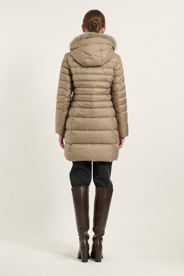 [24WT] 폭스퍼 카라 구스 다운은 부드러운 촉감의 폴리에스터, 모, 나일론, 캐시미어, 천연모피 등 다양한 소재로 제작된 여성용 구스다운입니다. 겨울철 데일리룩을 위한 모던하고 우아한 스타일을 연출하며, 롱 기장의 레귤러핏으로 편안하게 착용할 수 있습니다. 베이지 및 다크그레이 컬러로 출시되었으며, 무지 패턴에 버튼 여밈 방식입니다. 풍성한 폭스퍼 카라 디자인과 구스다운 충전재, 양쪽 포켓으로 보온성을 높였으며 가벼운 착용감을 선사합니다.
