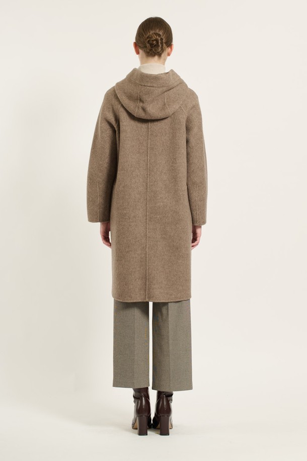 따뜻하고 세련된 겨울 데일리룩을 완성해 줄 [24WT] 후드 롱 코트입니다. 부드러운 울, 캐시미어, 폴리에스테르 혼방 소재로 제작되어 포근한 착용감을 선사하며, 롱 기장과 루즈핏으로 편안하면서도 우아한 스타일을 연출합니다. M BROWN 컬러는 고급스러운 분위기를 더하고, 깨끗하게 떨어지는 라인과 스타일리시한 소매 디테일, 실용적인 포켓으로 실용성을 높였습니다. 클래식하면서도 미니멀한 디자인으로 다양한 룩에 매치하기 용이하며, 추운 날씨에도 따뜻하고 세련된 스타일을 유지할 수 있습니다.
