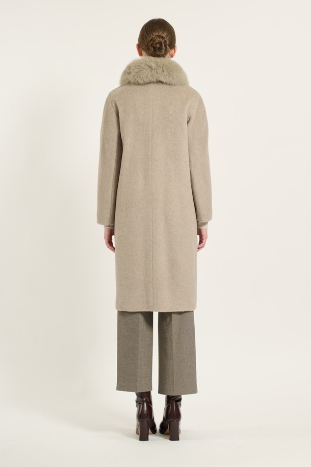 [24WT] 돌먼 라마 롱 코트 - LIGHT BEIGE (B4DAH83471)는 겨울철 우아하고 세련된 스타일을 연출하는 여성용 코트입니다. 부드러운 라마, 모, 폴리에스터 혼방 소재로 제작되어 포근하고 고급스러운 촉감을 선사합니다. 루즈핏 돌먼 스타일로 편안한 착용감을 제공하며, 볼륨감 있는 슬리브와 은은한 광택이 특징입니다. 클래식하고 미니멀한 디자인으로 다양한 룩에 활용하기 좋으며, 데이트룩, 모임룩, 겨울 데일리룩에 제격입니다. 천연모피(폭스) 배색 디테일이 돋보이는 롱 코트로, 버튼 여밈 방식으로 간편하게 착용할 수 있습니다. 안감은 폴리에스터 소재입니다.
