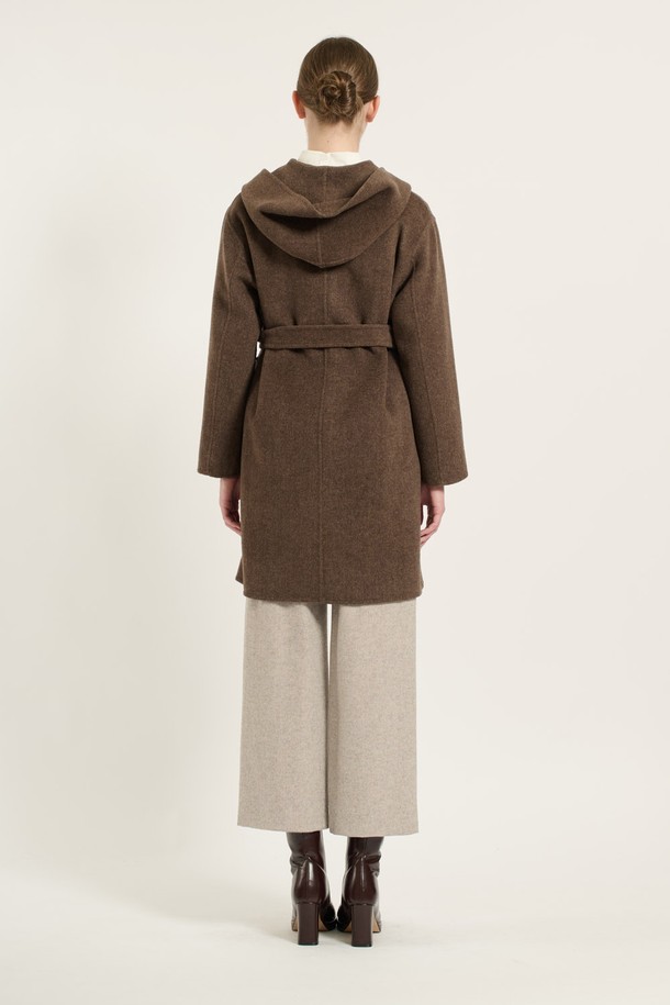 [24WT] 숄 후드 핸드메이드 코트 - M BROWN (B4DAH86379)는 겨울철 여성 데일리룩을 위한 아우터입니다. 브라운 및 그린 컬러로 출시되었으며, 캐주얼, 클래식, 미니멀 스타일을 연출할 수 있습니다. 롱 기장의 슬림핏 핸드메이드 코트로, 부드러운 촉감과 두꺼운 두께로 보온성을 높였습니다. 속 후드 디자인과 벨트 디테일이 돋보이며, 모, 폴리에스터, 캐시미어, 나일론, 면, 레이온, 아크릴 등 다양한 소재를 사용하여 제작되었습니다.
