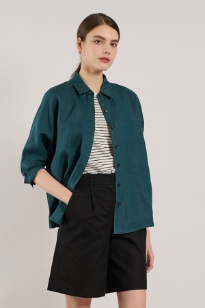 [25SU] 린넨 절개 포인트 셔츠 - PEACOCK BLUE A5M3B40158