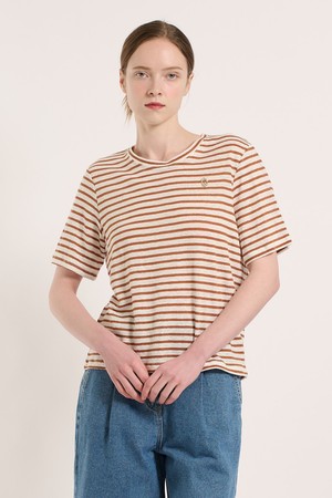 [25SU] 메탈 로고 장식 스트라이프 티셔츠 - BROWN B5M4X48374