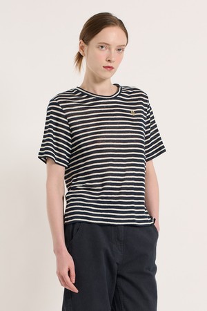 [25SU] 메탈 로고 장식 스트라이프 티셔츠 - NAVY B5M4X48355