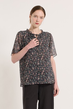 [25SU] 플로럴 셔링 블라우스 - NAVY B5M5B49355