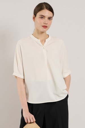 [25SU] 핸리넥 오버핏 블라우스 - IVORY A5M4B48813