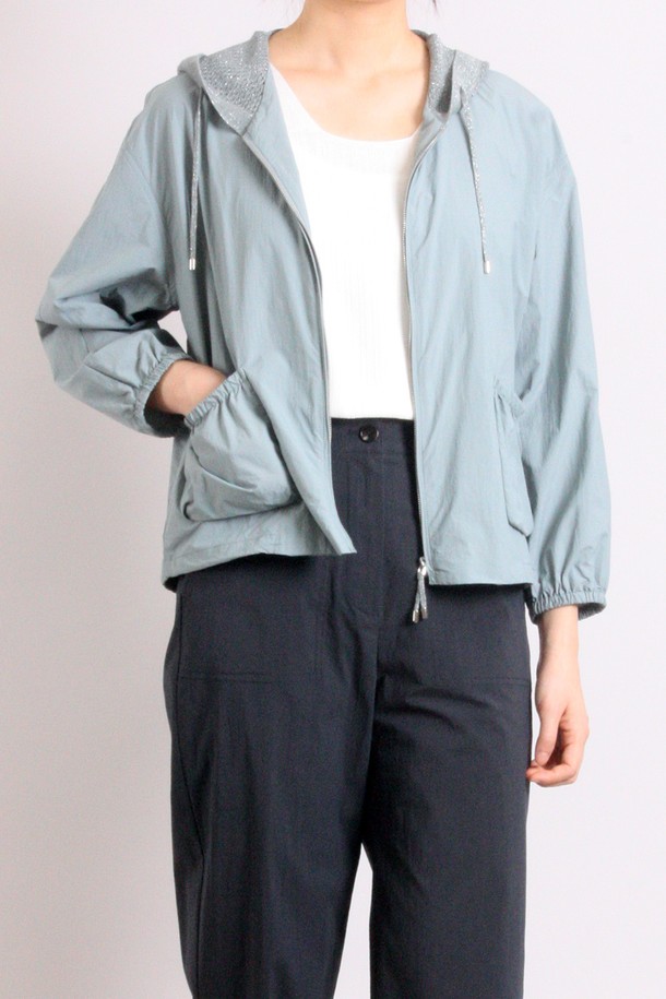 [25SU] 니트 후드 점퍼는 가벼운 착용감의 여성용 아우터로, 일상에서 캐주얼하고 베이직한 스타일을 연출하기에 좋습니다. 얇은 두께의 나일론, 레이온 혼방 소재로 제작되었으며, 부드러운 촉감을 자랑합니다. LIGHT BLUE 색상에 후드 스트링 조절, 아웃 포켓 스트링, 매끄러운 지퍼 디테일까지 더해진 긴소매 레귤러핏 니트 후드 점퍼입니다.
