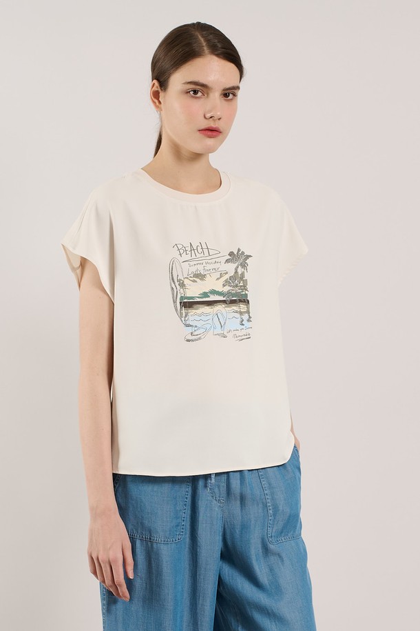 [25SU] 썸머 프린트 블라우스는 부드러운 폴리에스터와 폴리우레탄 혼방 소재로 제작되어 가볍고 편안한 착용감을 선사합니다. 라운드넥에 반소매 디자인, 루즈핏으로 여유로운 실루엣을 연출하며, 드롭 숄더 디테일이 특징입니다. 아이보리, 다크 네이비 두 가지 색상으로 출시되었으며, 캐주얼하면서도 빈티지한 무드의 프린트가 돋보여 일상복으로 활용하기 좋습니다.
