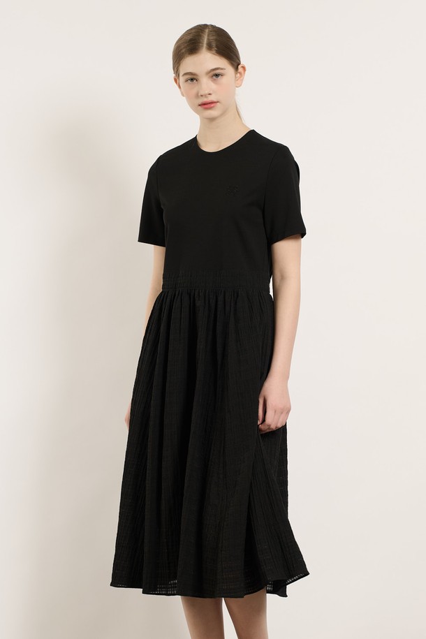 [25SU] 반팔 세트 원피스 - BLACK B5M3O60399는 여름철 일상과 데일리룩에 모두 잘 어울리는 여성용 반팔 원피스입니다. 부드러운 레이온, 폴리에스터, 나일론, 면 혼방 소재로 제작되었으며, 얇은 두께와 A라인 플레어핏으로 우아하고 세련된 무드를 연출합니다. 허리 셔링 디테일과 다리가 길어 보이는 실루엣이 돋보이며, 세트로 구성되어 활용도를 높였습니다.
