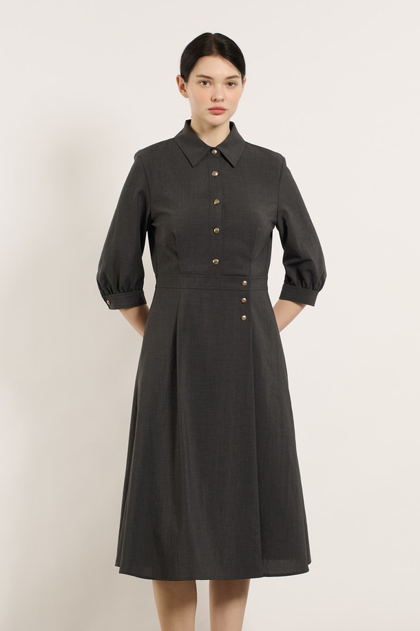 [25SU] 버튼 포인트 포멀 원피스 - CHARCOAL GRAY B5M4O63498은 차콜 그레이 색상의 폴리에스터 소재 포멀 원피스입니다. 7부 소매에 차이나칼라 디자인, A라인 치마, 버튼 디테일이 돋보이며, 어깨선과 허리 라인을 강조하여 클래식하고 포멀한 무드를 연출합니다. 얇은 두께감과 안감으로 여름철 오피스룩, 하객패션, 격식 있는 자리에 적합합니다.
