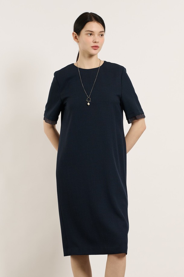 [25SU] 쉬어 소매 스트레이트 원피스는 네이비 색상의 폴리에스터 소재로 제작되었으며, 여름 시즌에 어울리는 여성용 스트레이트 원피스입니다. 우아하고 세련된 무드를 연출하며, 쉬어 소매 디테일과 깔끔한 실루엣이 특징입니다. 격식 있는 모임이나 데일리룩으로 활용하기 좋고, 라운드넥 디자인에 안감이 있어 편안하게 착용할 수 있습니다.
