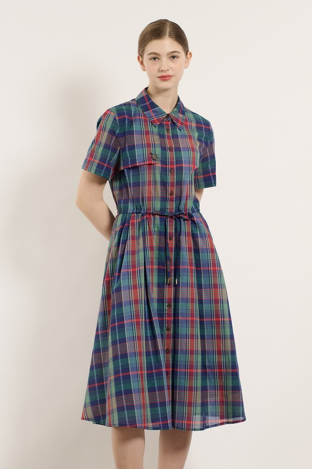 [25SU] 스트링 체크 반소매 원피스 - GREEN 색상으로, 세련되고 자연스러운 무드를 연출합니다. 면 소재의 체크 패턴이 돋보이며, 허리 스트링 디테일과 무릎 아래 기장으로 잘록한 핏을 선사하는 여성용 반소매 원피스입니다. 칼라 네크라인과 소매 끝단 버튼, 안감 디자인으로 일상 또는 특별한 자리에도 잘 어울립니다.
